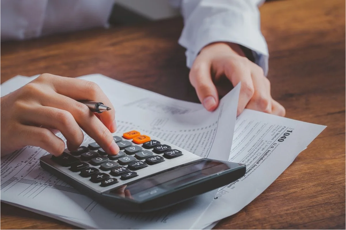 Trabajador independiente soportando ingresos